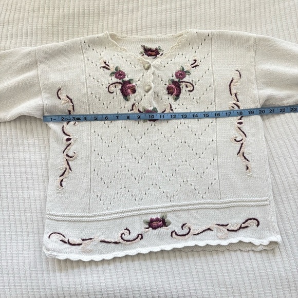 Handmade Vintage Women's Unique Floral Knit White Sweater Button Details Medium - Picture 9 of 10